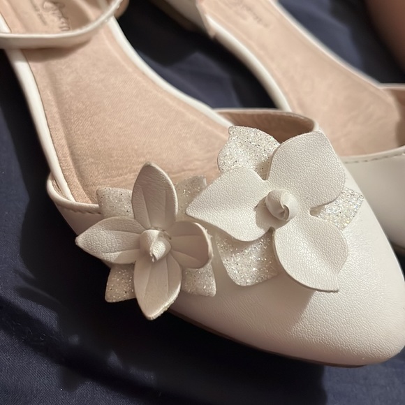 Girls Self Esteem White Sandals With Flowers and Glitter + 2 other pairsof shoes - Picture 5 of 5